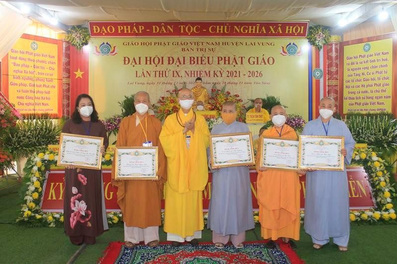 Tặng Bằng tuyên dương công đức đến tập thể, các nhân tiêu biểu