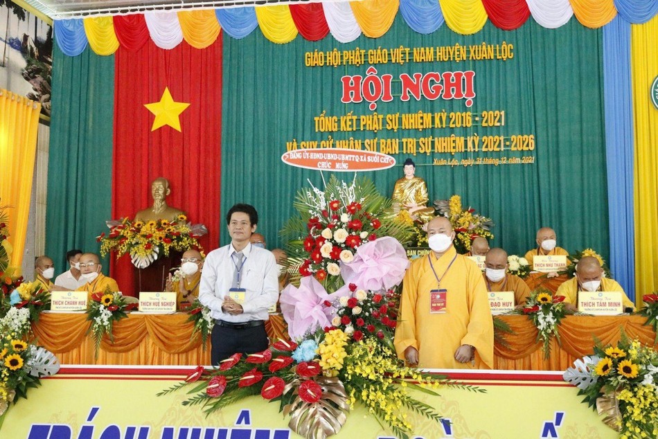Lãnh đạo xã Suối Cát tặng hoa chúc mừng hội nghị Lãnh đạo xã Suối Cát tặng hoa chúc mừng hội nghị