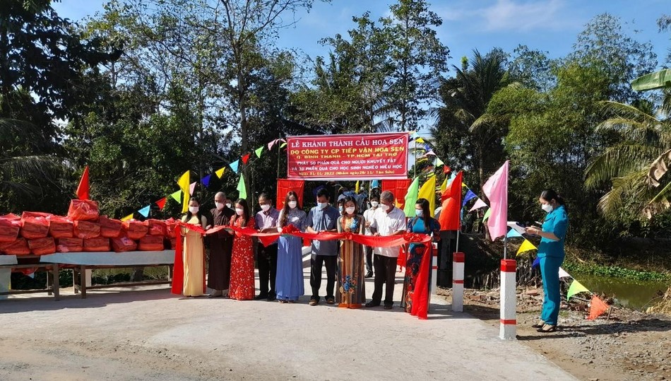 Lễ cắt băng khánh thành cầu Hoa Sen Lễ cắt băng khánh thành cầu Hoa Sen