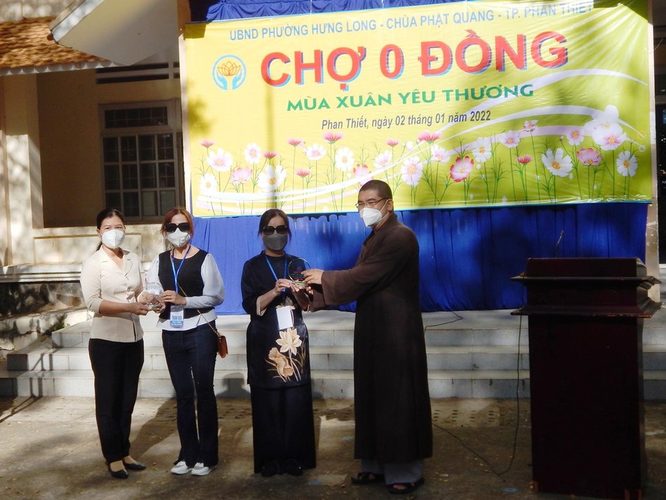 Đại đức Thích Nguyên Nguyệt trao kỷ niệm chương