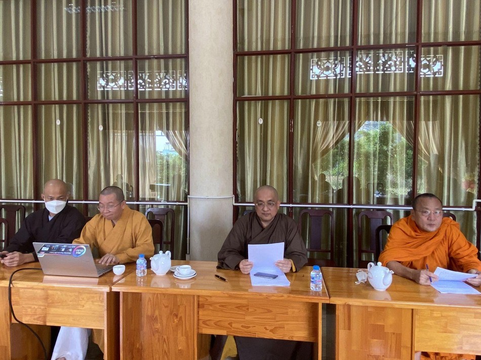 Chư tôn đức Tăng tham dự phiên họp Chư tôn đức Tăng tham dự phiên họp