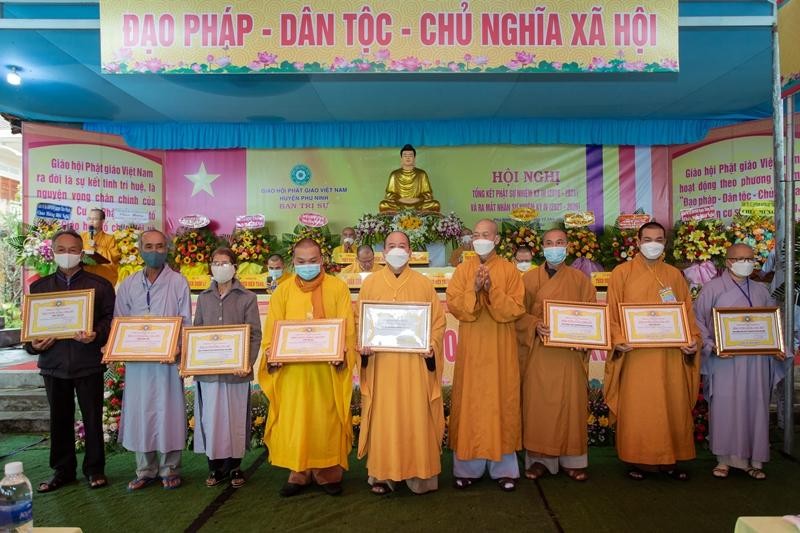 Tập thể, cá nhân nhận Bằng tuyên dương công đức Tập thể, cá nhân nhận Bằng tuyên dương công đức