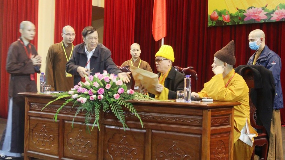 Chư tôn đức và đại diện các Tăng Ni sinh viên kiểm tra niêm phong của đề thi Chư tôn đức và đại diện các Tăng Ni sinh viên kiểm tra niêm phong của đề thi