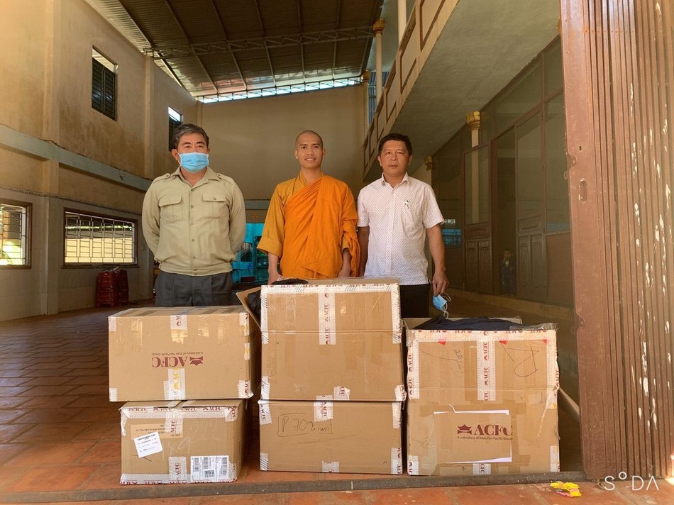 Đại đức Thích Giác Minh Châu, Phó Trưởng ban Trị sự kiêm Trưởng ban Hoằng pháp Phật giáo huyện Ia Grai, đại diện tịnh xá Ngọc Lai trong buổi trao quà Đại đức Thích Giác Minh Châu, Phó Trưởng ban Trị sự kiêm Trưởng ban Hoằng pháp Phật giáo huyện Ia Grai, đại diện tịnh xá Ngọc Lai trong buổi trao quà