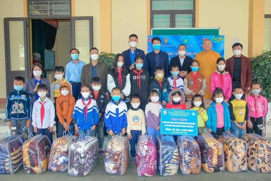 Trao chăn ấm cho các em học sinh tại Trường THCS xã Khánh Thành. Trao chăn ấm cho các em học sinh tại Trường THCS xã Khánh Thành.