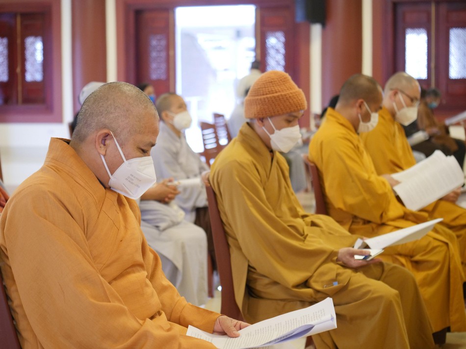 Chư tăng theo dõi, đọc báo cáo tổng kết Phật sự năm 2021 Chư tăng theo dõi, đọc báo cáo tổng kết Phật sự năm 2021