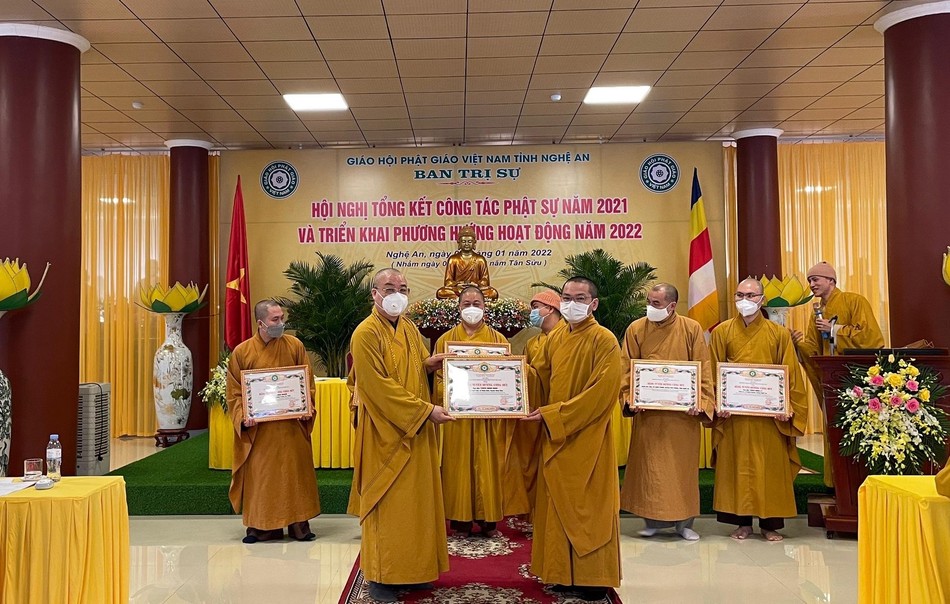 Hòa thượng Thích Thanh Nhiễu trao Bằng tuyên dương công đức tới các tập thể và cá nhân Hòa thượng Thích Thanh Nhiễu trao Bằng tuyên dương công đức tới các tập thể và cá nhân