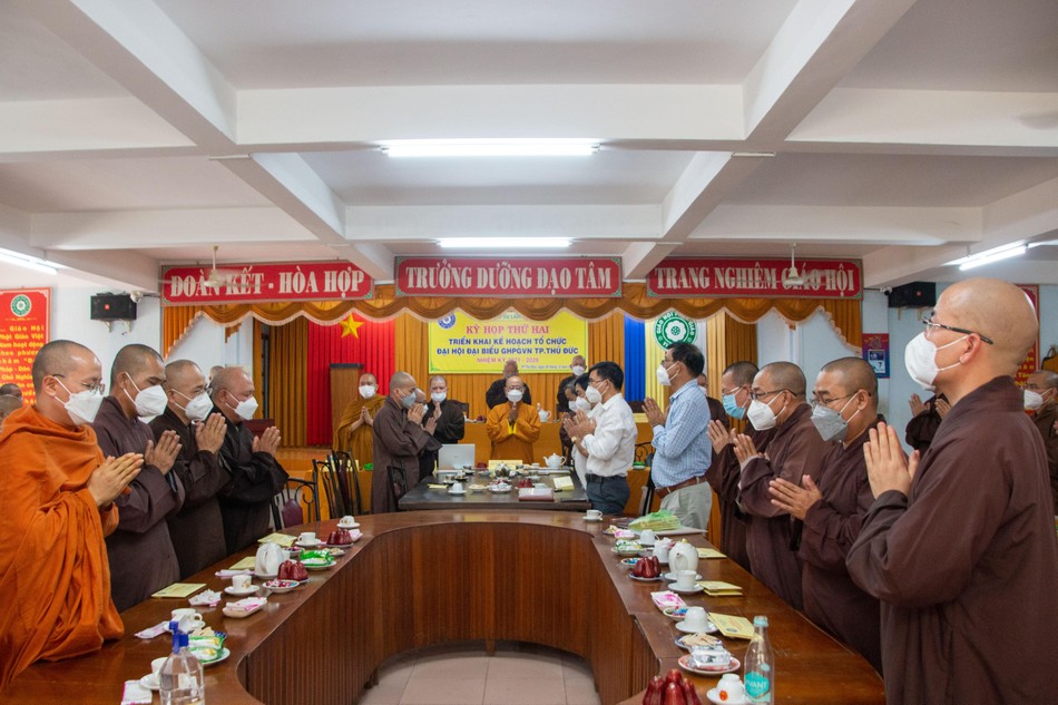 Niệm Phật cầu gia hộ trước khi tiến hành phiên họp Niệm Phật cầu gia hộ trước khi tiến hành phiên họp