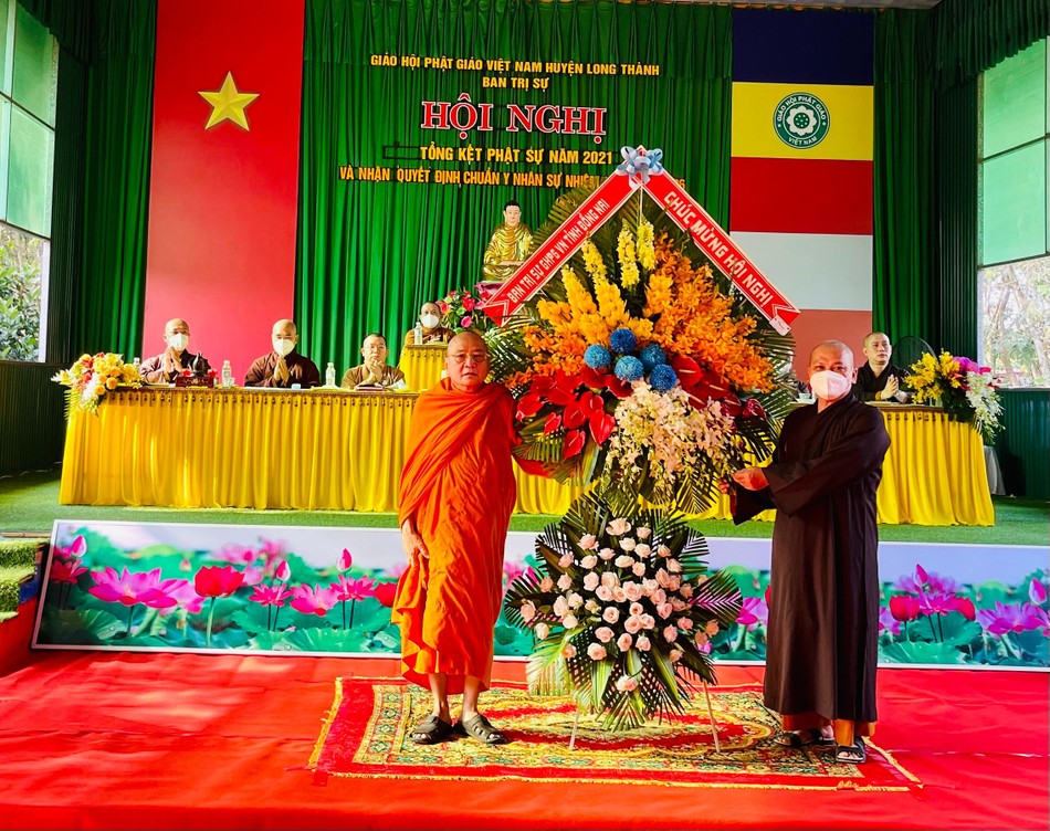 Hòa thượng Thích Bửu Chánh thay mặt Ban Trị sự Phật giáo tỉnh Đồng Nai tặng hoa chúc mừng hội nghị