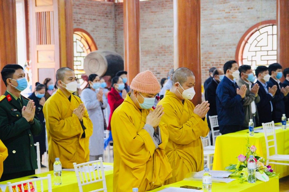 Niệm Phật cầu gia hộ trước khi tiến hành hội nghị Niệm Phật cầu gia hộ trước khi tiến hành hội nghị