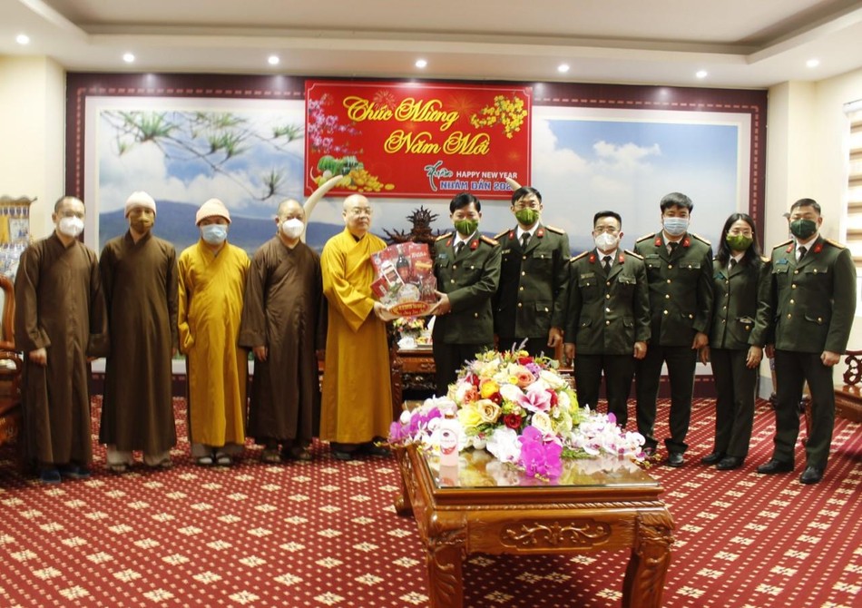 Đại tá Lê Văn Thái, Phó Giám đốc Công an tỉnh cùng các cán bộ, chiến sĩ đã trân trọng đón tiếp đoàn Ban Trị sự Phật giáo tỉnh Đại tá Lê Văn Thái, Phó Giám đốc Công an tỉnh cùng các cán bộ, chiến sĩ đã trân trọng đón tiếp đoàn Ban Trị sự Phật giáo tỉnh
