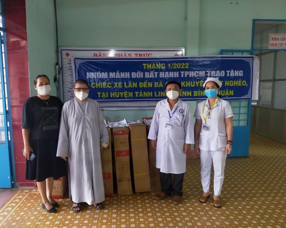 Tặng xe lăn cho Trung tâm y tế huyện Tánh Linh Tặng xe lăn cho Trung tâm y tế huyện Tánh Linh