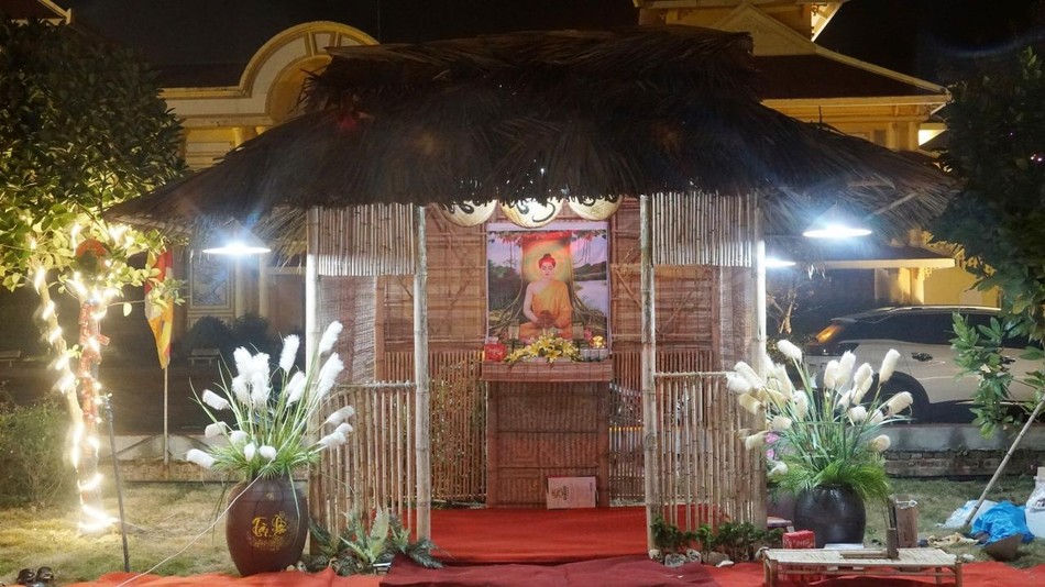 Một không gian trại được tôn trí tôn ảnh Đức Phật Một không gian trại được tôn trí tôn ảnh Đức Phật