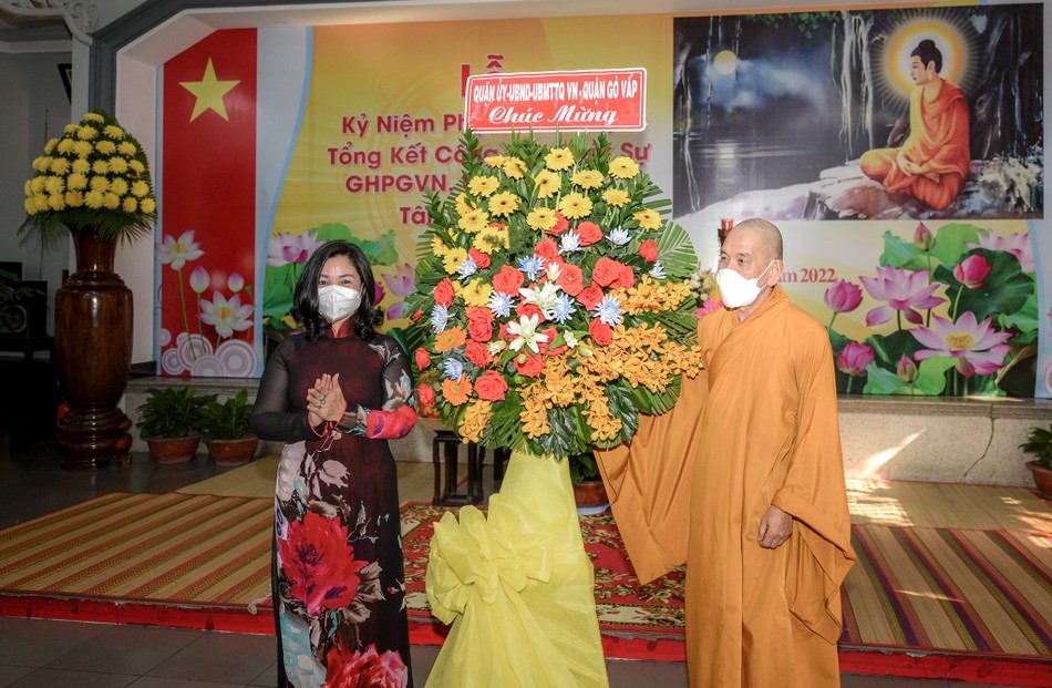 Lãnh đạo quận Gò Vấp tặng hoa chúc mừng hội nghị Lãnh đạo quận Gò Vấp tặng hoa chúc mừng hội nghị