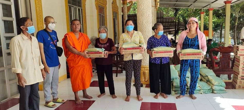 Đại đức Thạch Trương trao quà Đại đức Thạch Trương trao quà