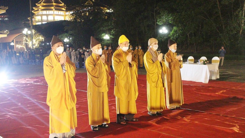 Chư tôn đức niêm hương bạch Phật, xưng tán hồng danh Đức Bổn Sư Thích Ca Chư tôn đức niêm hương bạch Phật, xưng tán hồng danh Đức Bổn Sư Thích Ca