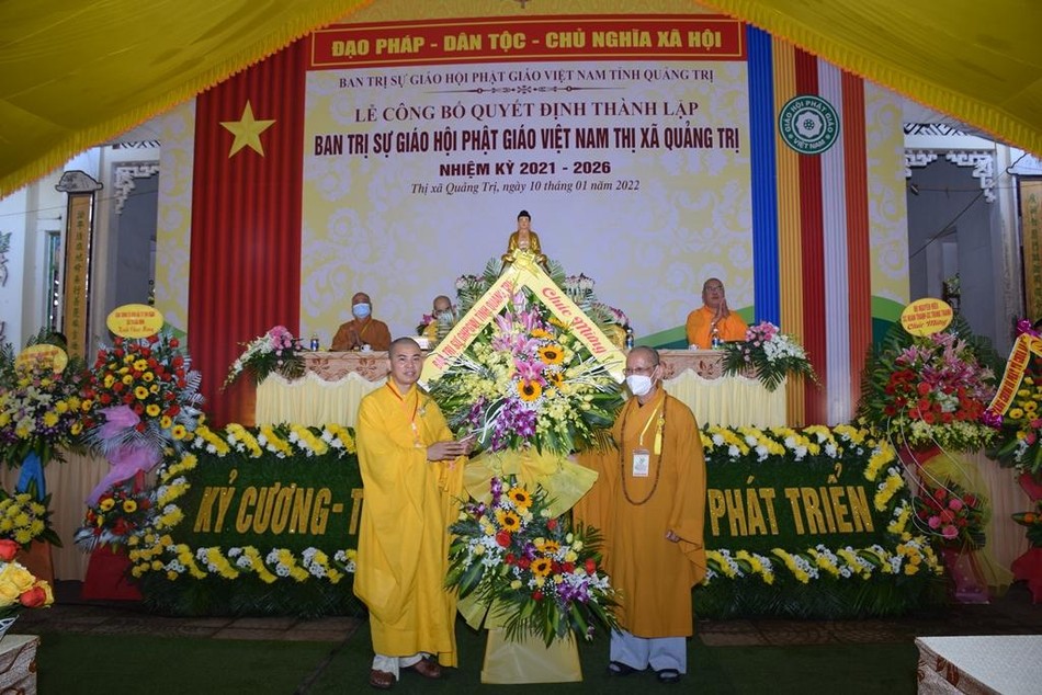 Ban Trị sự Phật giáo tỉnh Quảng Trị tặng hoa chúc mừng