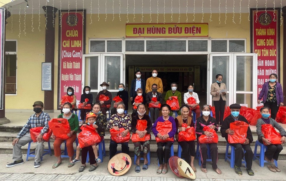 Các hội viên Hội Người cao tuổi về chùa Chí Linh nhận quà Các hội viên Hội Người cao tuổi về chùa Chí Linh nhận quà