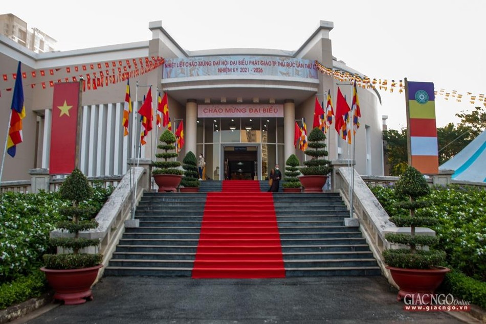 Quang cảnh trước hội trường UBND TP.Thủ Đức