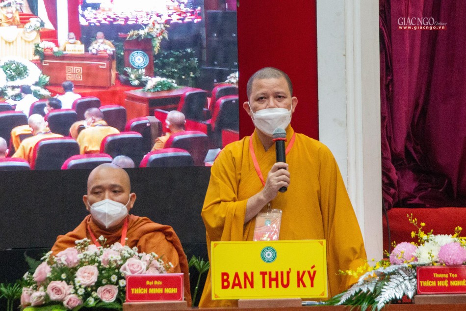 Thượng tọa Thích Huệ Nghiêm cung thỉnh chư tôn đức Ban chứng minh, Chủ tọa đoàn đại hội