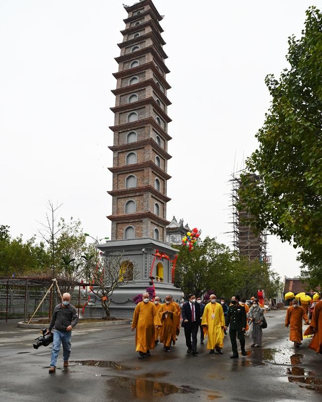 Chư tôn đức, đại biểu chính quyền tham dự lễ cắt băng khánh thành tháp Báo Ân Chư tôn đức, đại biểu chính quyền tham dự lễ cắt băng khánh thành tháp Báo Ân