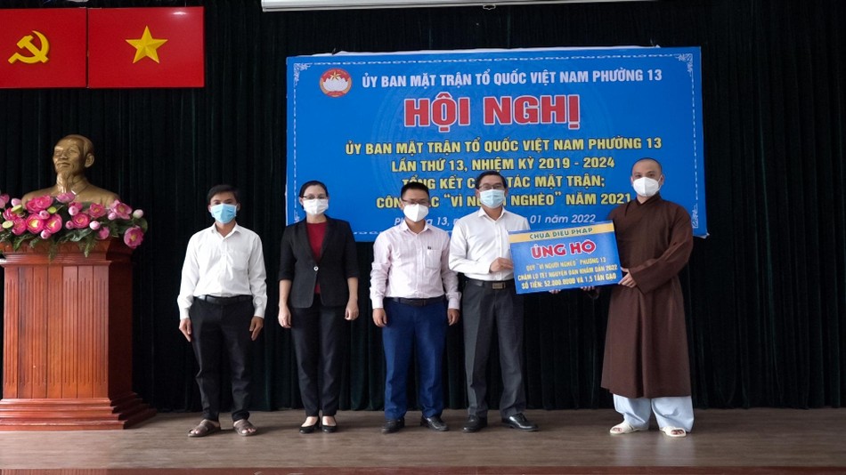 Đại đức Thích Nguyên Bình thay mặt chùa Diệu Pháp ủng hộ quỹ "Vì người nghèo" phường 13, quận Bình Thạnh Đại đức Thích Nguyên Bình thay mặt chùa Diệu Pháp ủng hộ quỹ "Vì người nghèo" phường 13, quận Bình Thạnh