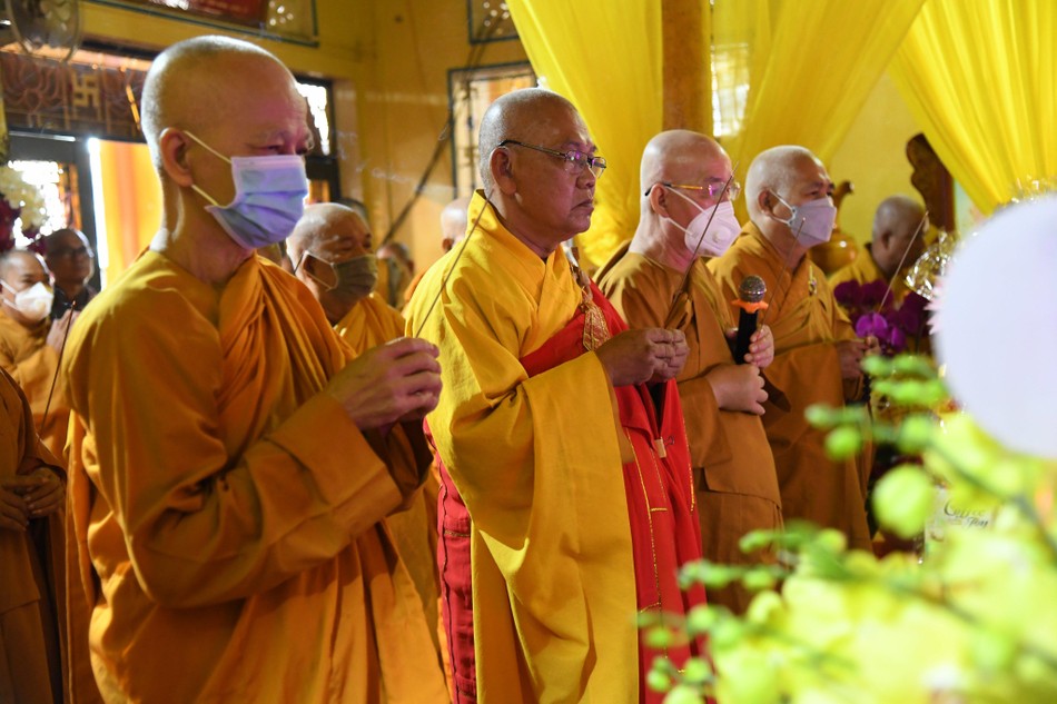 Môn đồ pháp quyến Liên tông Tịnh độ Non Bồng đồng tụng kinh cầu nguyện đến Giác linh Ni trưởng Môn đồ pháp quyến Liên tông Tịnh độ Non Bồng đồng tụng kinh cầu nguyện đến Giác linh Ni trưởng