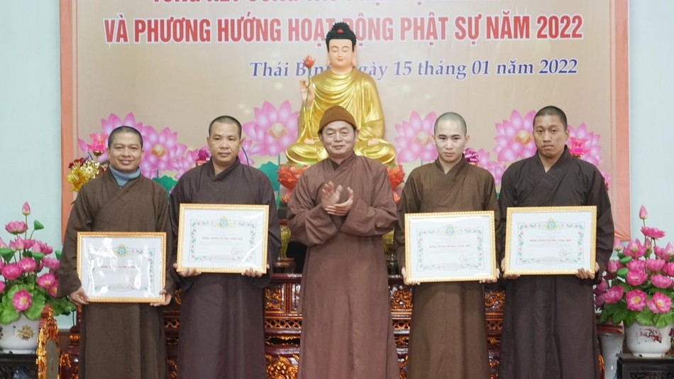 Tặng Bằng tuyên dương công đức của Ban Trị sự GHPGVN tỉnh đến chư Tăng có thành tích tham gia công tác phòng chống dịch tại các tỉnh miền Nam