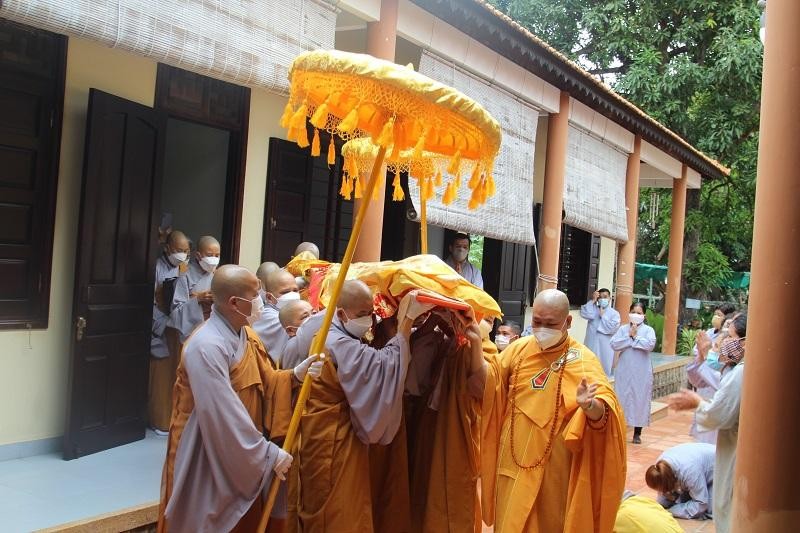 Cung thỉnh nhục thân Ni trưởng rời thiền thất đến Giác linh đường Cung thỉnh nhục thân Ni trưởng rời thiền thất đến Giác linh đường