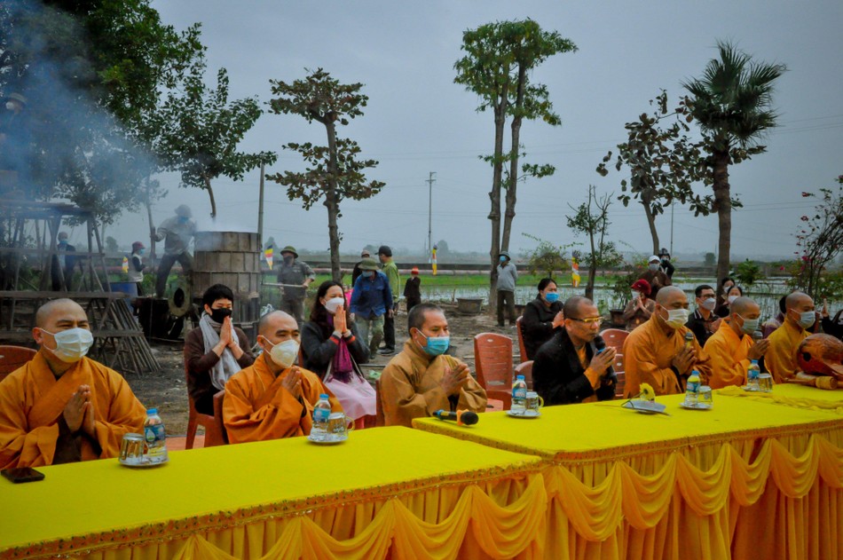 Chư tôn đức chú nguyện trước khi thực hiện nghi lễ rót đồng đúc chuông - Ảnh: T.Đ.H Chư tôn đức chú nguyện trước khi thực hiện nghi lễ rót đồng đúc chuông - Ảnh: T.Đ.H