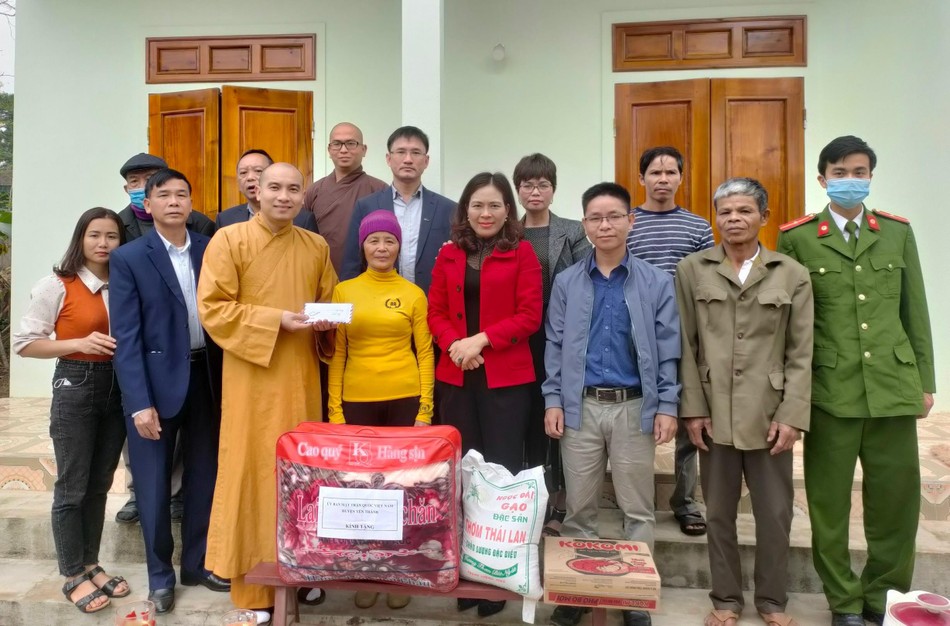 Đại đức Thích Tuệ Minh trao tiền và nhu yếu phẩm cho bà Phan Thị Linh Đại đức Thích Tuệ Minh trao tiền và nhu yếu phẩm cho bà Phan Thị Linh