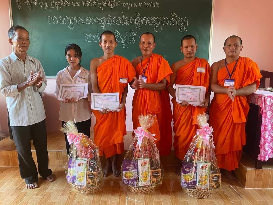 Chùa Bảy Xào Giữa (Trà Cú) trao phần thưởng và cấp Giấy chứng nhận cho thí sinh đậu kỳ thi Chùa Bảy Xào Giữa (Trà Cú) trao phần thưởng và cấp Giấy chứng nhận cho thí sinh đậu kỳ thi