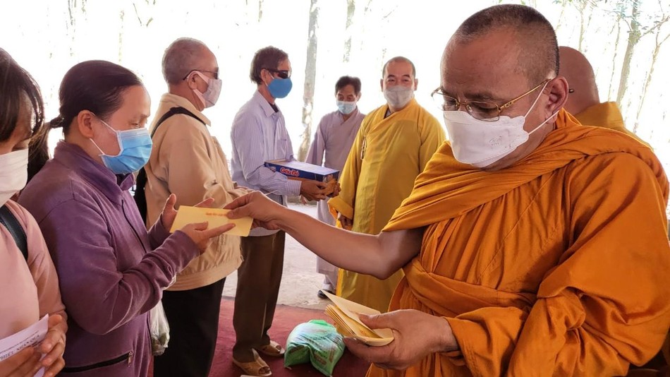 Hòa thượng Thích Bửu Chánh tặng quà cho người mù