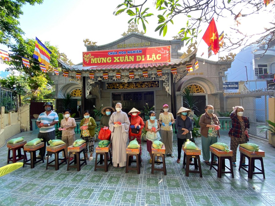 Người dân đến chùa Hoa Nghiêm nhận quà Người dân đến chùa Hoa Nghiêm nhận quà