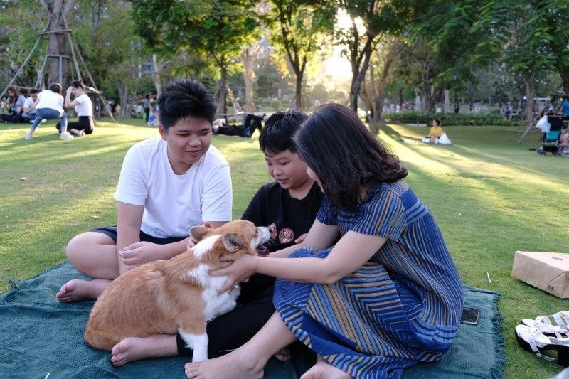 Chị Trần Vân Anh bên các con Chị Trần Vân Anh bên các con