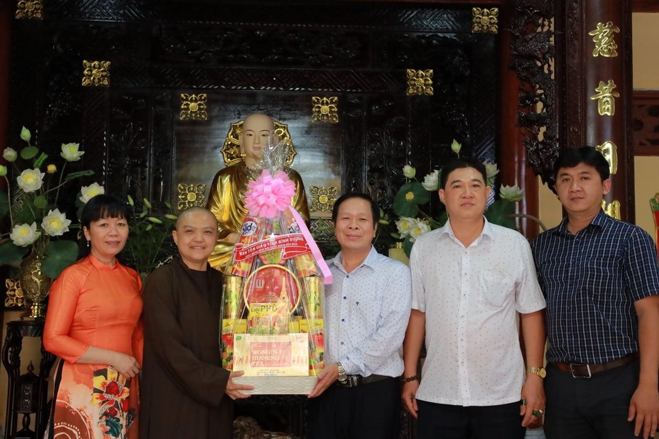 Ban Tôn giáo tỉnh Bình Dương chúc Tết Nguyên đán 2022 tại chùa Thiên Quang