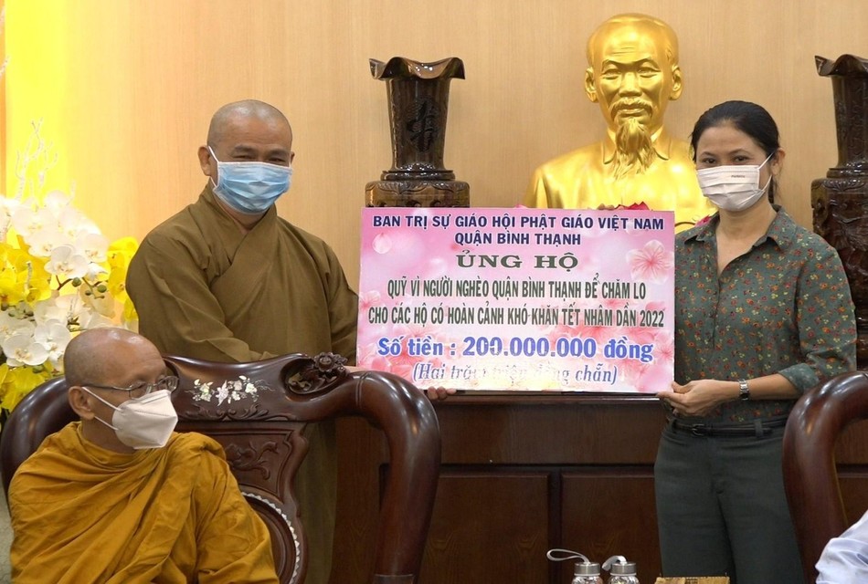 Thượng tọa Thích Tâm Chơn trao bảng tượng trưng ủng hộ số tiền 200 triệu đồng cho Quỹ “Vì người nghèo” của quận Bình Thạnh Thượng tọa Thích Tâm Chơn trao bảng tượng trưng ủng hộ số tiền 200 triệu đồng cho Quỹ “Vì người nghèo” của quận Bình Thạnh