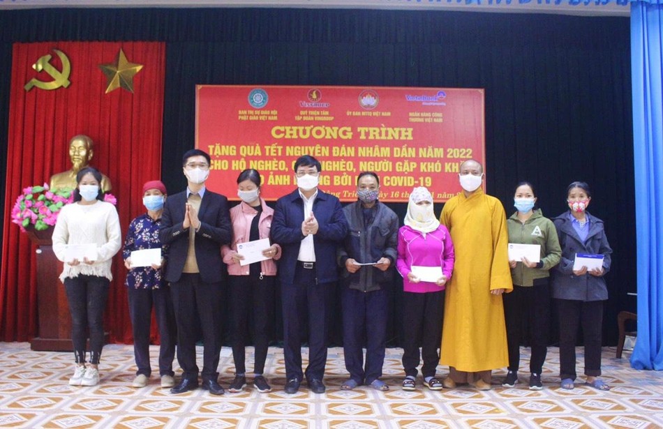 Các hộ nghèo nhận quà Tết - Ảnh: T.Đ.H Các hộ nghèo nhận quà Tết - Ảnh: T.Đ.H