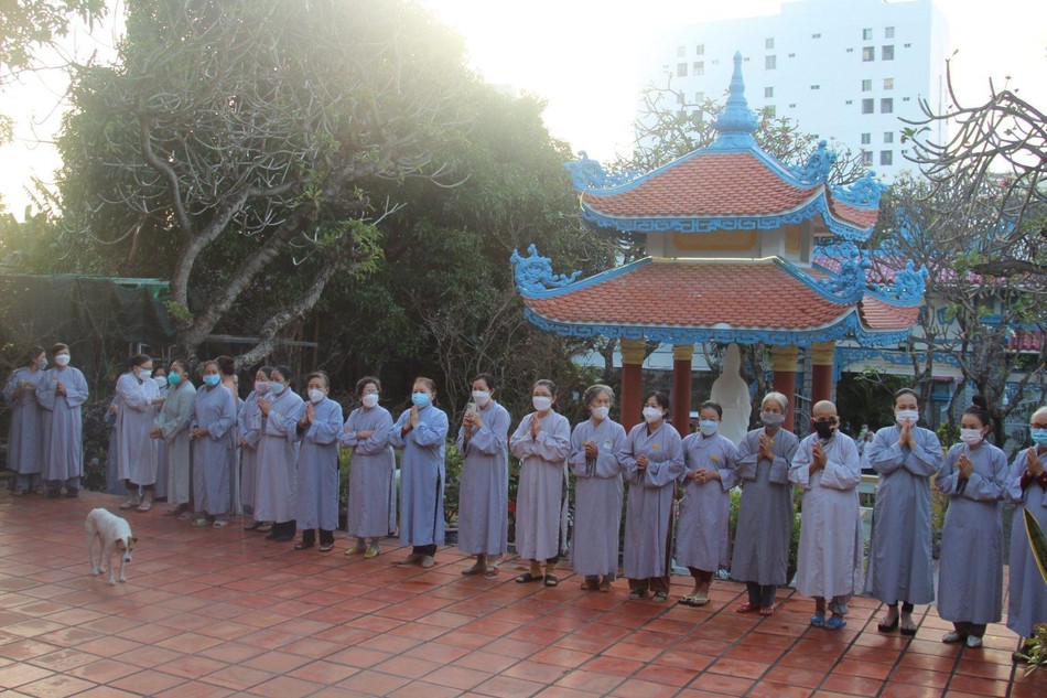 Tiễn đưa người về cõi Phật Tiễn đưa người về cõi Phật