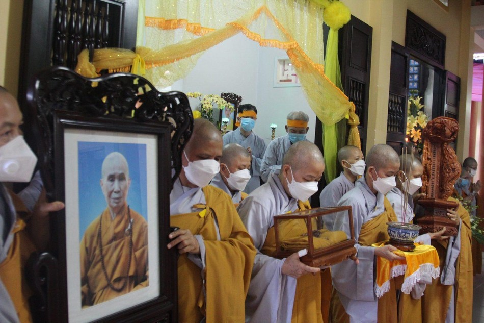 Cung thỉnh bát hương, long vị, di ảnh cố Ni trưởng Cung thỉnh bát hương, long vị, di ảnh cố Ni trưởng