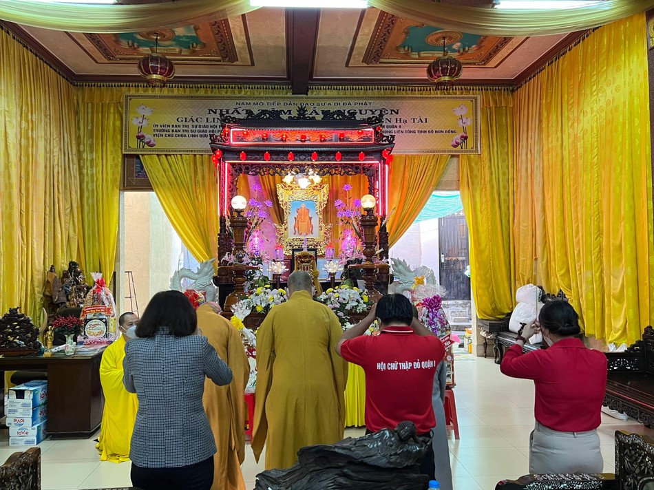 Đoàn Ban Trị sự Phật giáo quận 8 thắp hương tưởng niệm Đoàn Ban Trị sự Phật giáo quận 8 thắp hương tưởng niệm