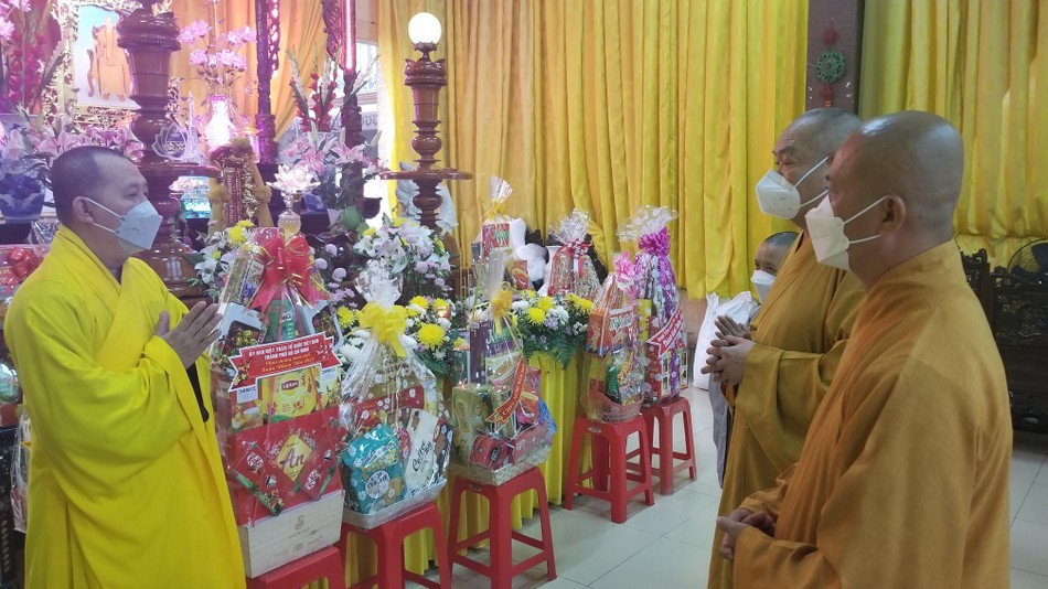 Thượng tọa Thích Huệ Công thăm hỏi, chúc mừng năm mới đến trụ trì chùa Linh Bửu Thượng tọa Thích Huệ Công thăm hỏi, chúc mừng năm mới đến trụ trì chùa Linh Bửu