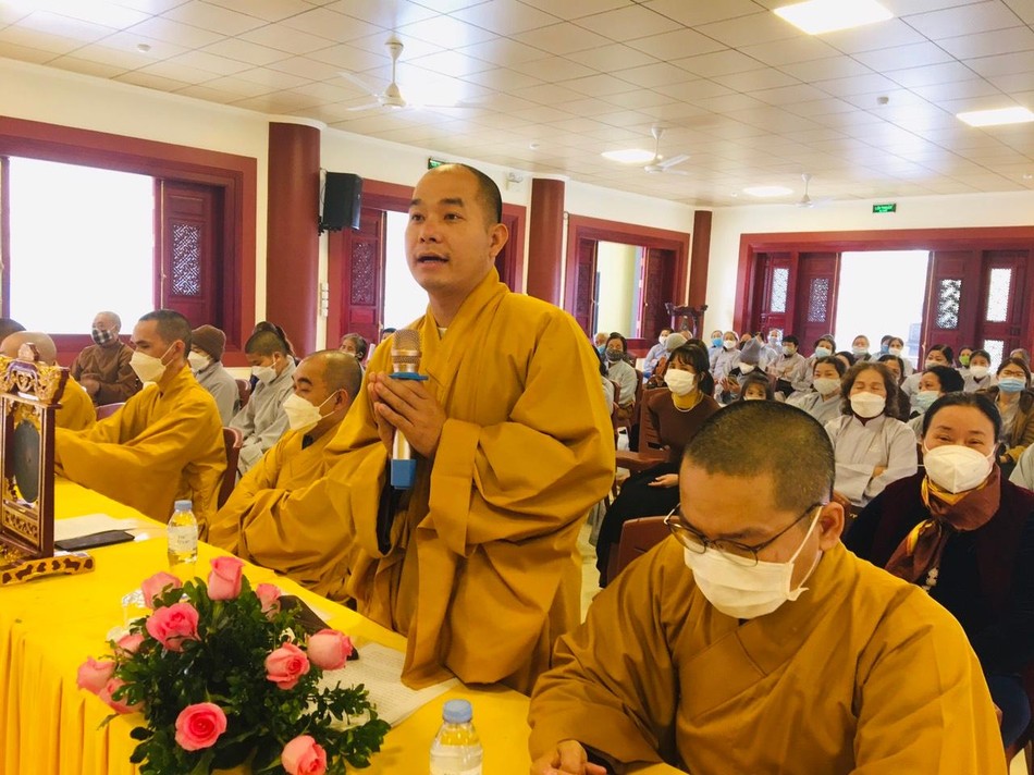 Đại đức Thích Đồng Tuệ, trụ trì chùa Hà (Nam Đàn) phát biểu đóng góp ý kiến tại hội nghị Đại đức Thích Đồng Tuệ, trụ trì chùa Hà (Nam Đàn) phát biểu đóng góp ý kiến tại hội nghị