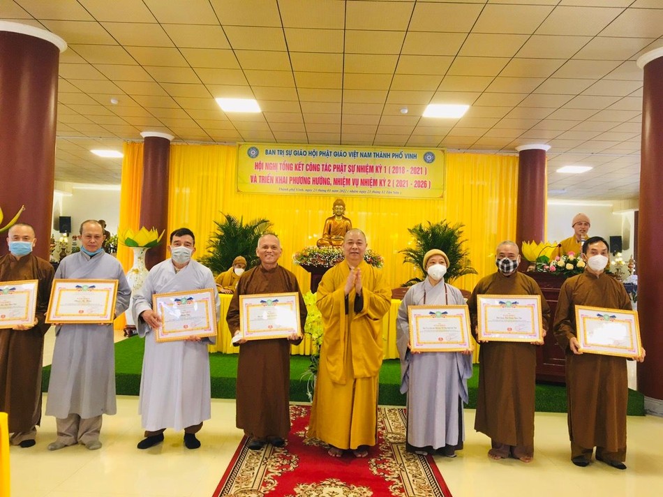 Thượng tọa Thích Thọ Lạc trao Bằng tuyên dương công đức cho các tập thể xuất sắc Thượng tọa Thích Thọ Lạc trao Bằng tuyên dương công đức cho các tập thể xuất sắc