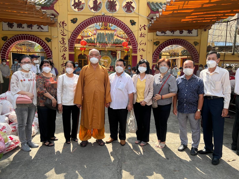 Thượng tọa Thích Huệ Công cùng các mạnh thường quân trong buổi trao quà Thượng tọa Thích Huệ Công cùng các mạnh thường quân trong buổi trao quà