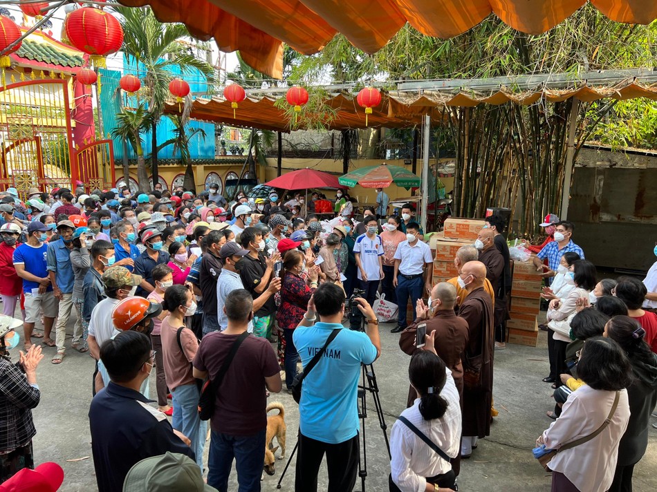 Quang cảnh buổi trao quà tại chùa Long Hoa Quang cảnh buổi trao quà tại chùa Long Hoa