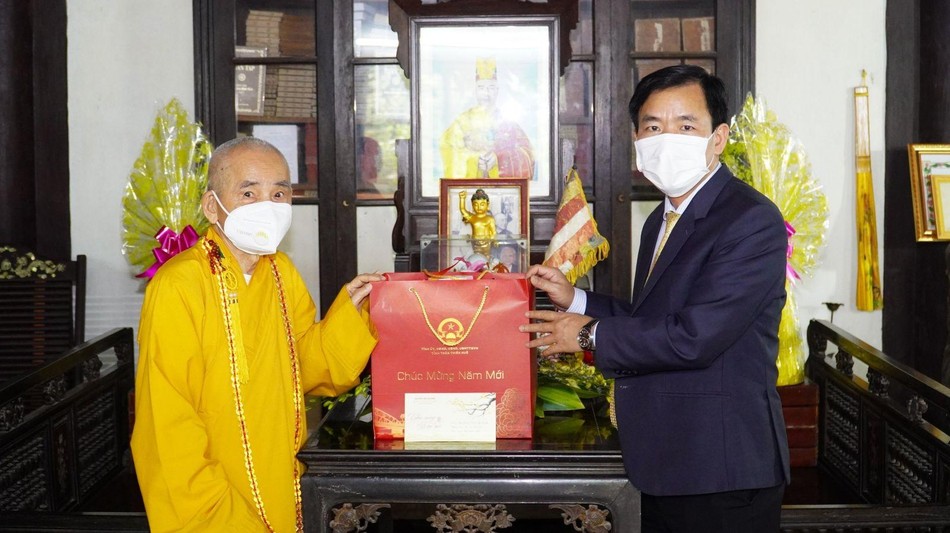 Chủ tịch UBND tỉnh Nguyễn Văn Phương chúc Tết đến Hòa thượng Thích Đức Thanh - Ảnh: Ngọc Nguyên Chủ tịch UBND tỉnh Nguyễn Văn Phương chúc Tết đến Hòa thượng Thích Đức Thanh - Ảnh: Ngọc Nguyên