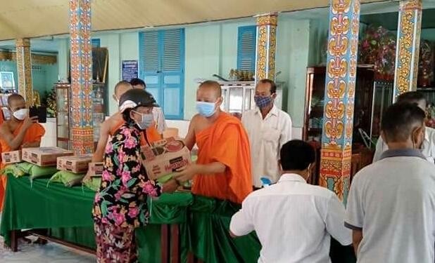 Chùa Piseyvararam trao quà đến người dân Chùa Piseyvararam trao quà đến người dân