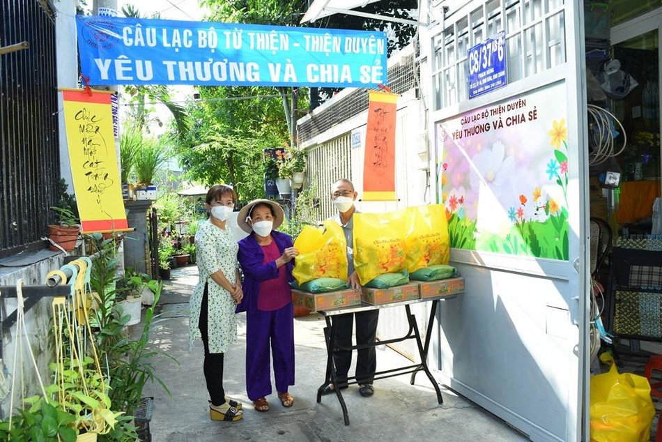 Câu lạc bộ Thiện Duyên tặng quà Tết tại tổ 213 - 214, ấp 4A, xã Bình Hưng, huyện Bình Chánh. Câu lạc bộ Thiện Duyên tặng quà Tết tại tổ 213 - 214, ấp 4A, xã Bình Hưng, huyện Bình Chánh.