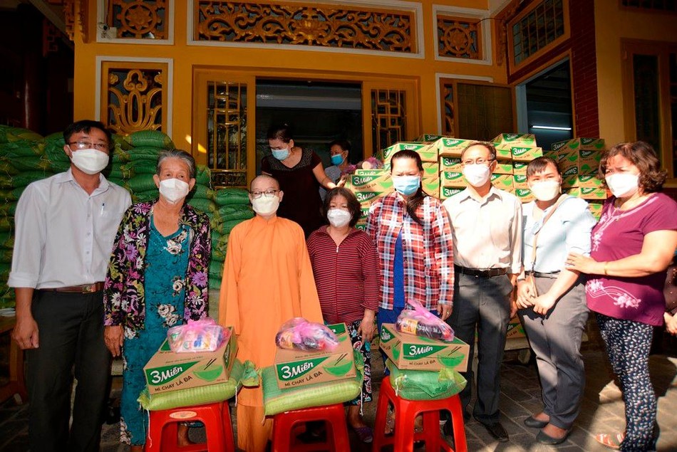 Ni sư Thích nữ Anh Liên trao quà cho người dân tại địa phương Ni sư Thích nữ Anh Liên trao quà cho người dân tại địa phương